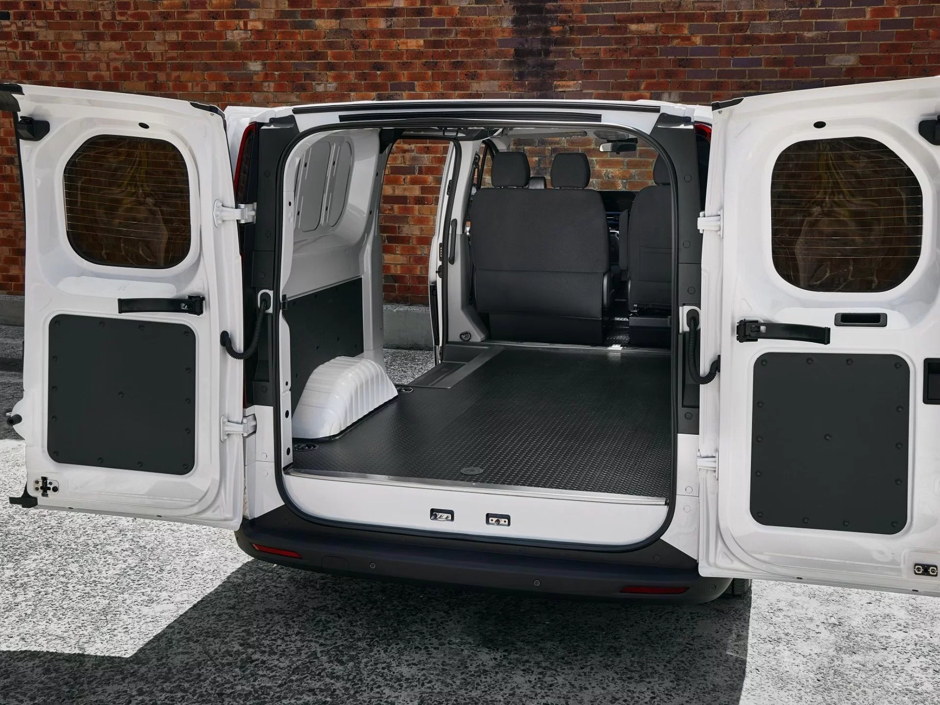 eDeliver 7 SWB Low Roof - Exterior - Cargo Rear
