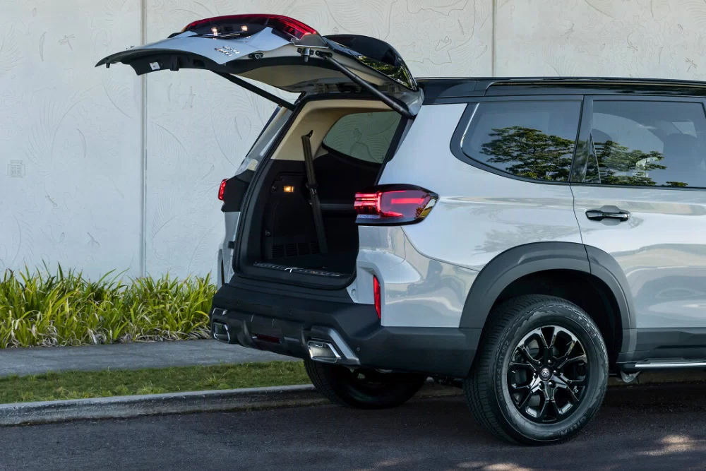 Rear tailgate opening automatically on the New 2025 LDV D90