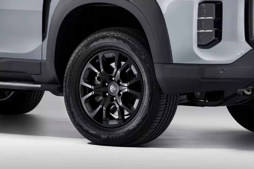 Black alloy wheels of the New 2025 LDV D90
