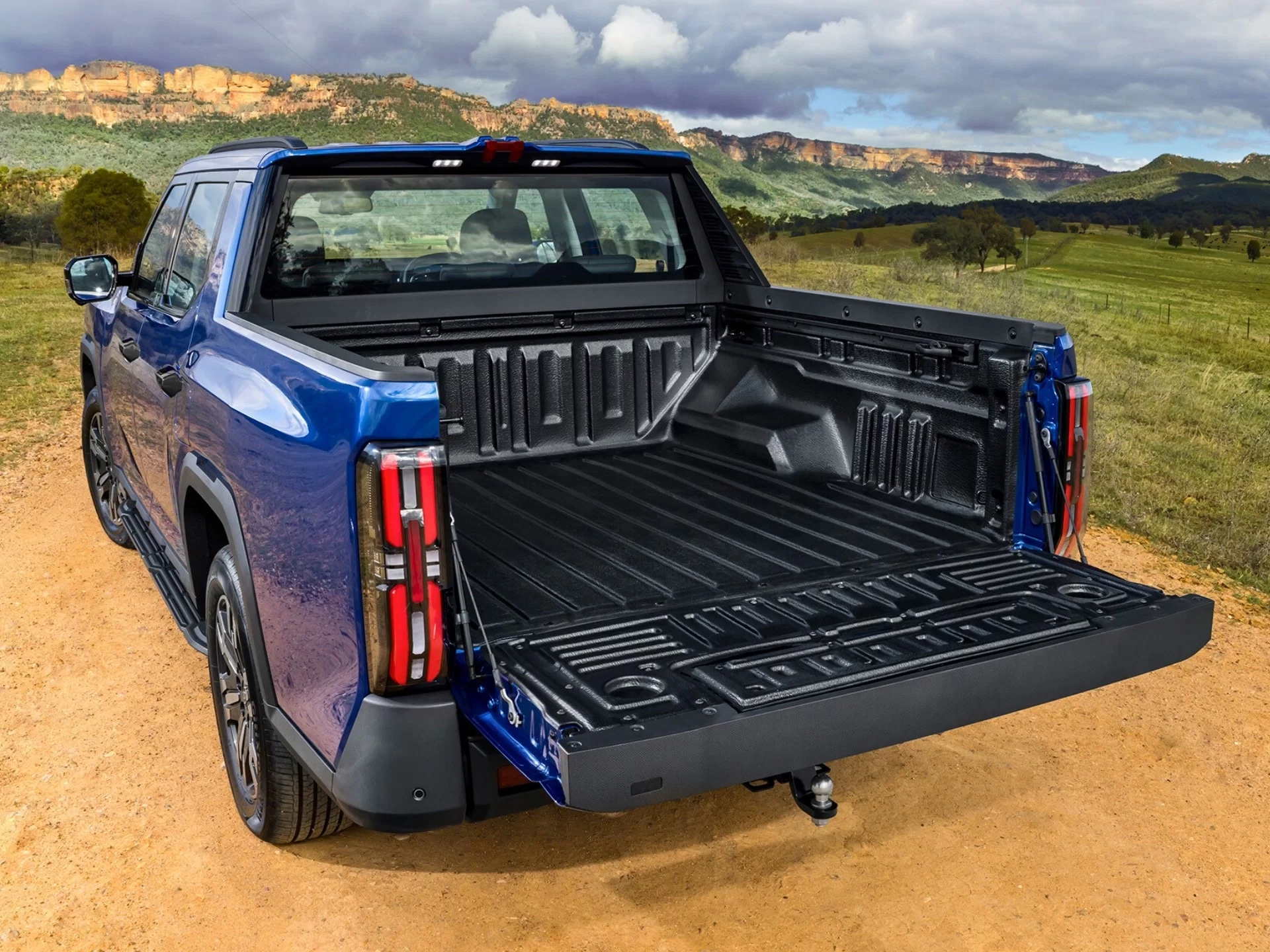 LDV Terron 9 Evolve in Blue with the tray down