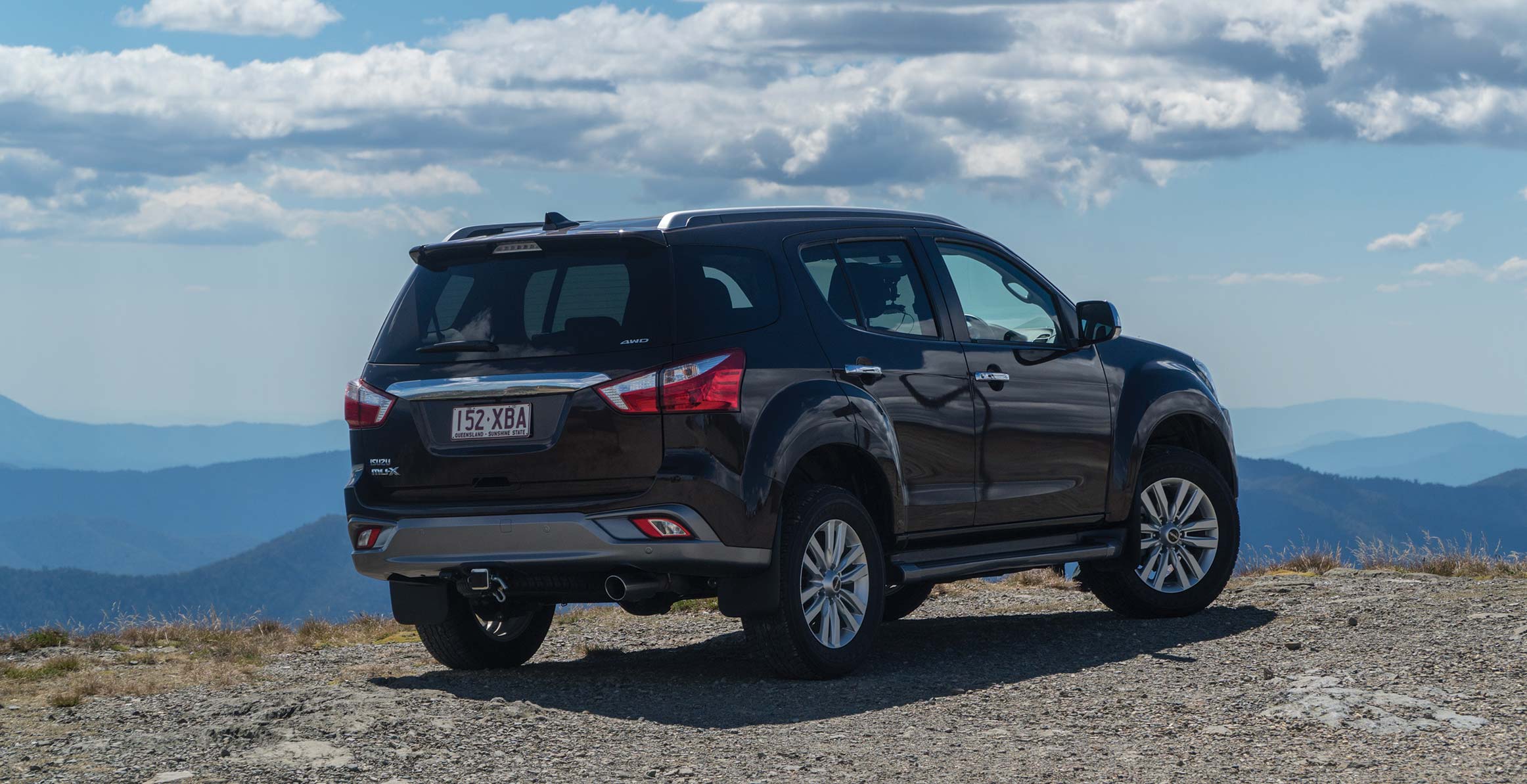 MU-X parked on mountain cliff overlooking valley