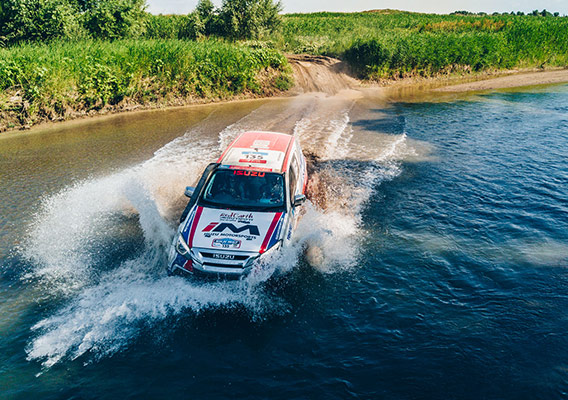 MU-X drives through wide water crossing 