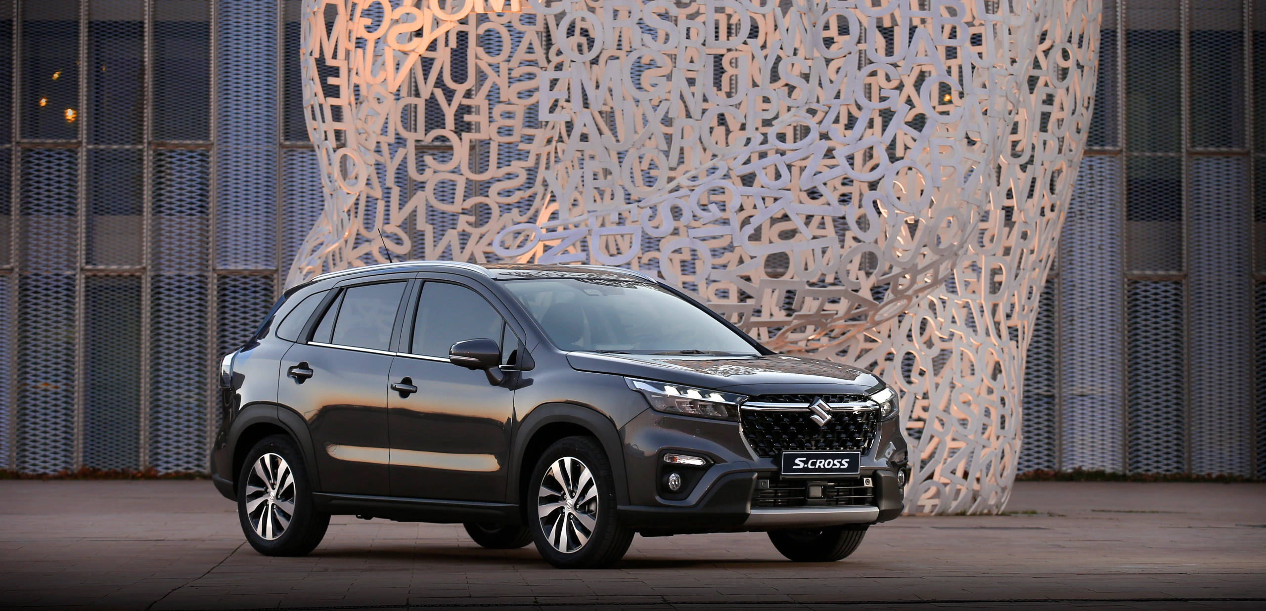 S-Cross_in front of a building