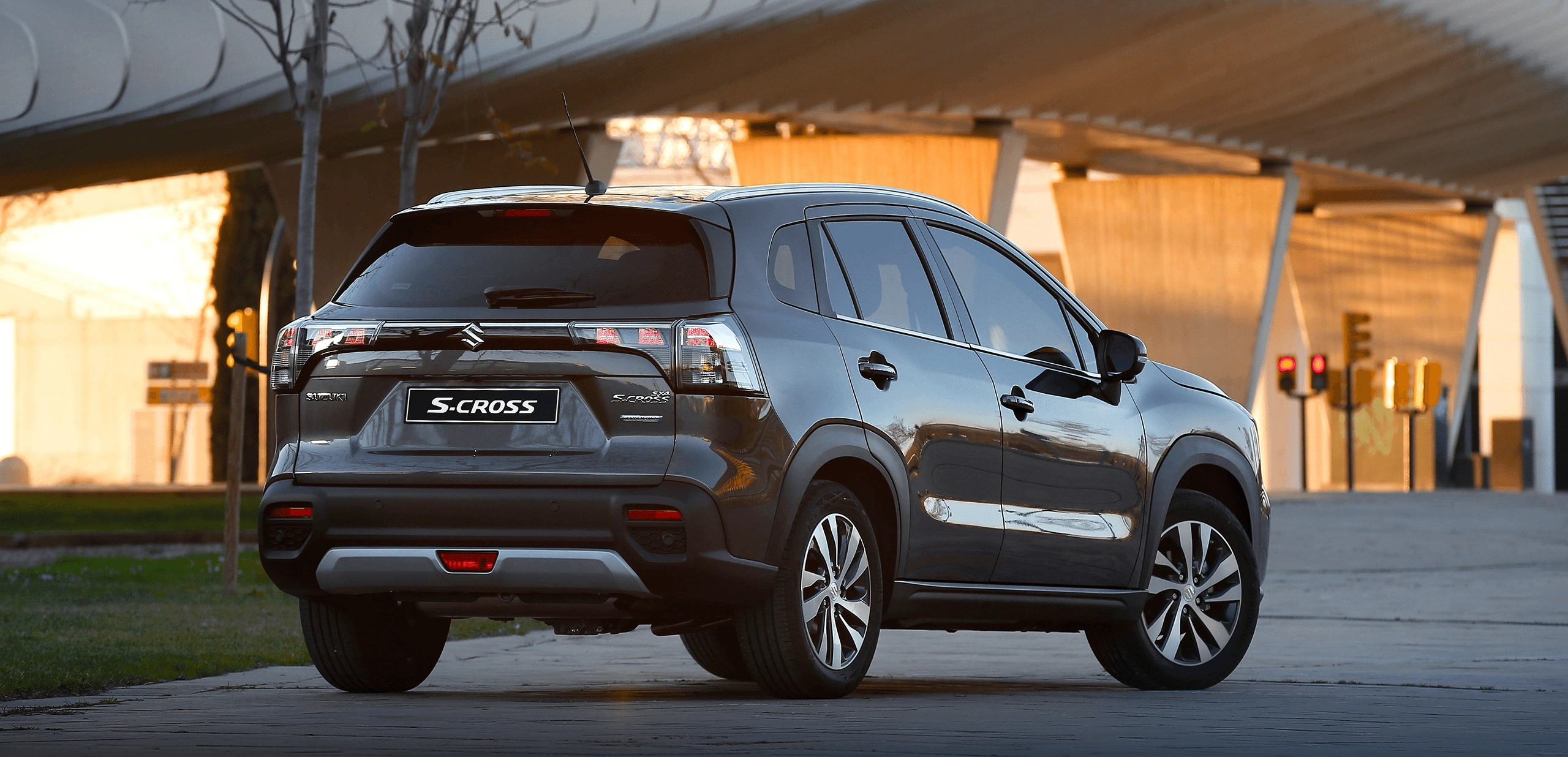 S-CROSS SUV, evening in the city