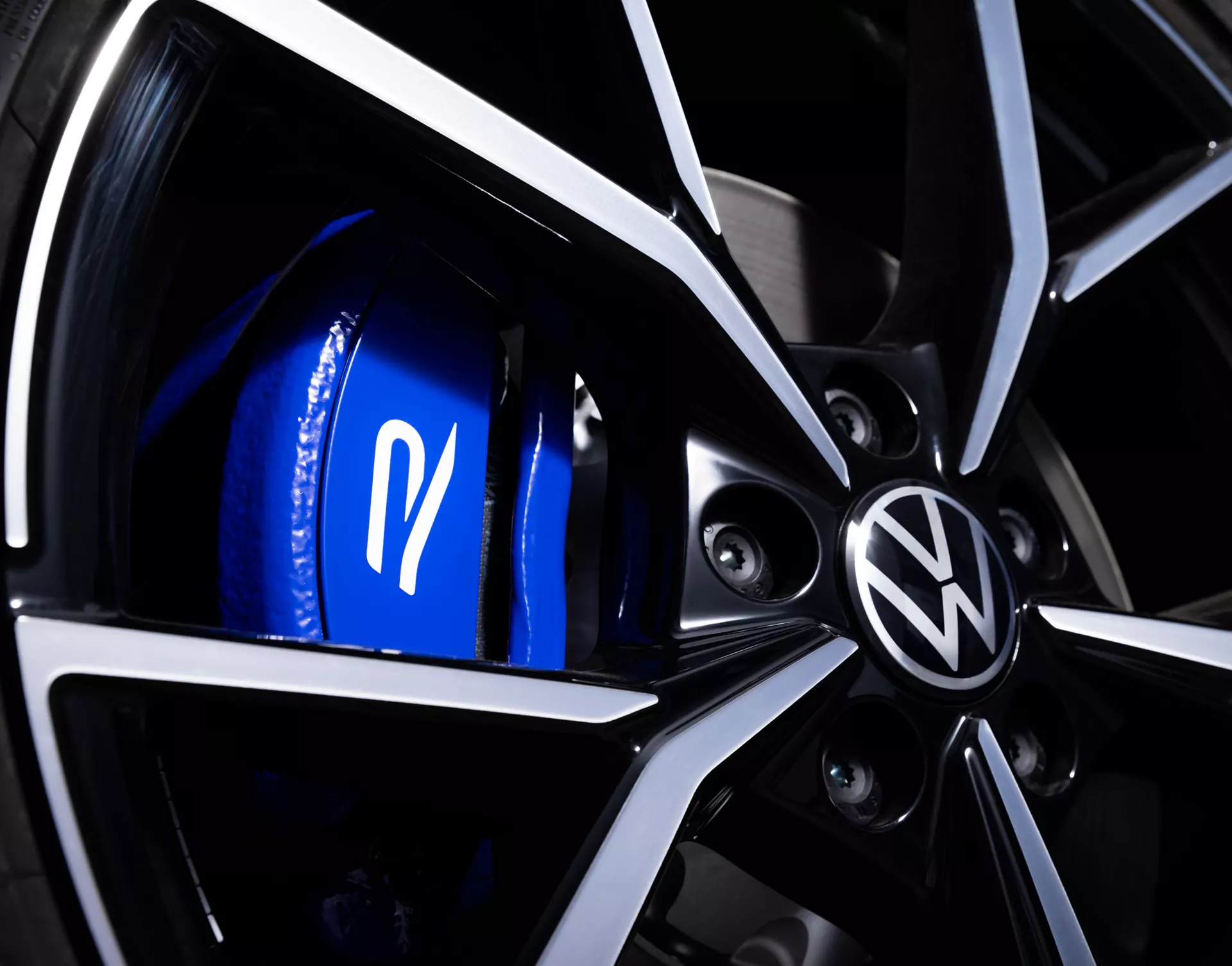 Close up on the alloy wheel with R logo.