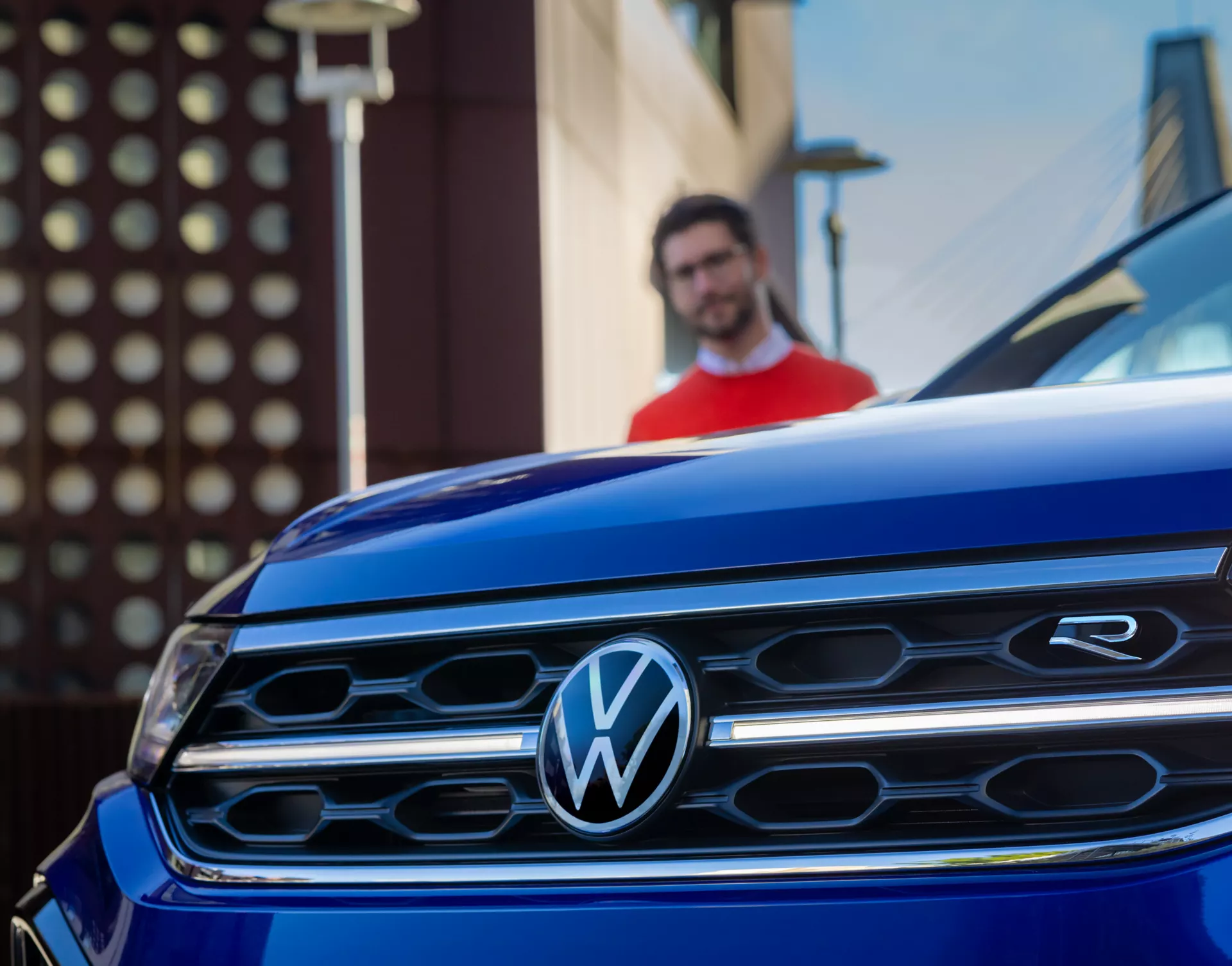 Close up on the Volkswagen logo on the front grill of the New T-Roc R.